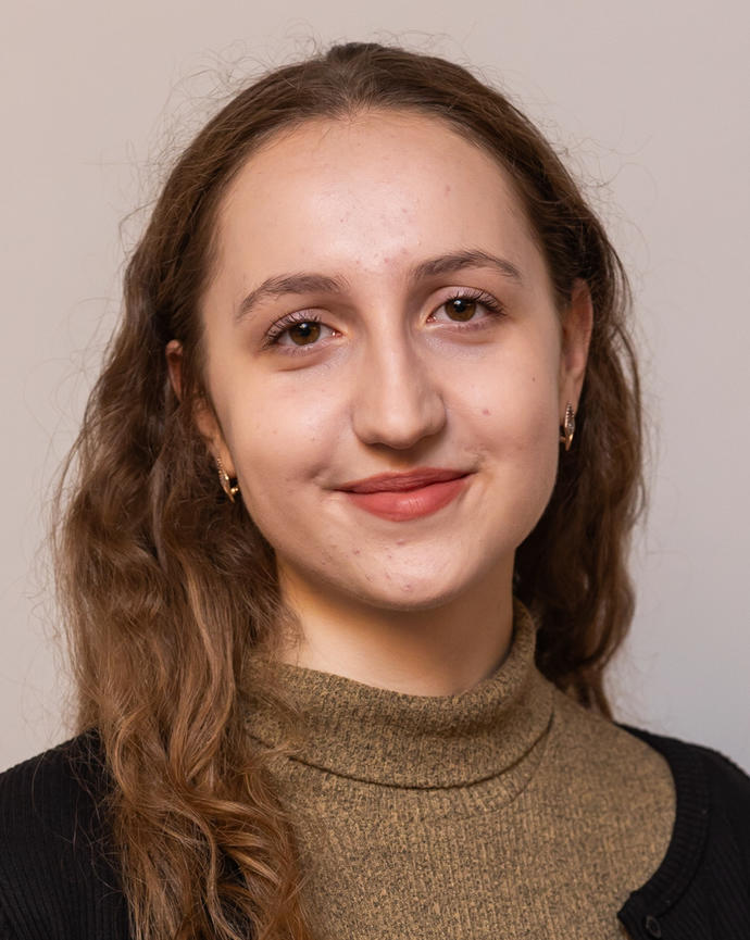 Alina Esanu headshot